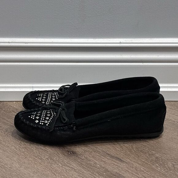 Minnetonka Moccasins Womens 10 Black Suede Leather Studded Flats Slip On Bow - Picture 1 of 10